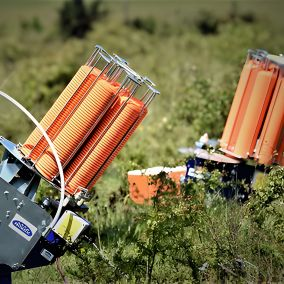 CLAY TARGET THROWING MACHINE